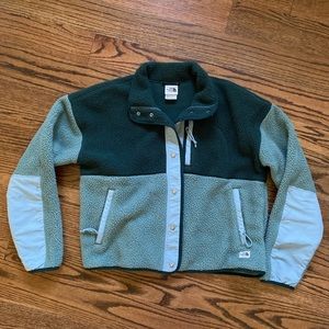 north face fleece in green in size medium!!